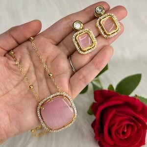 Gorgeous Gold With T-Pink Mona Lisa Stone Pendant And Earrings Set